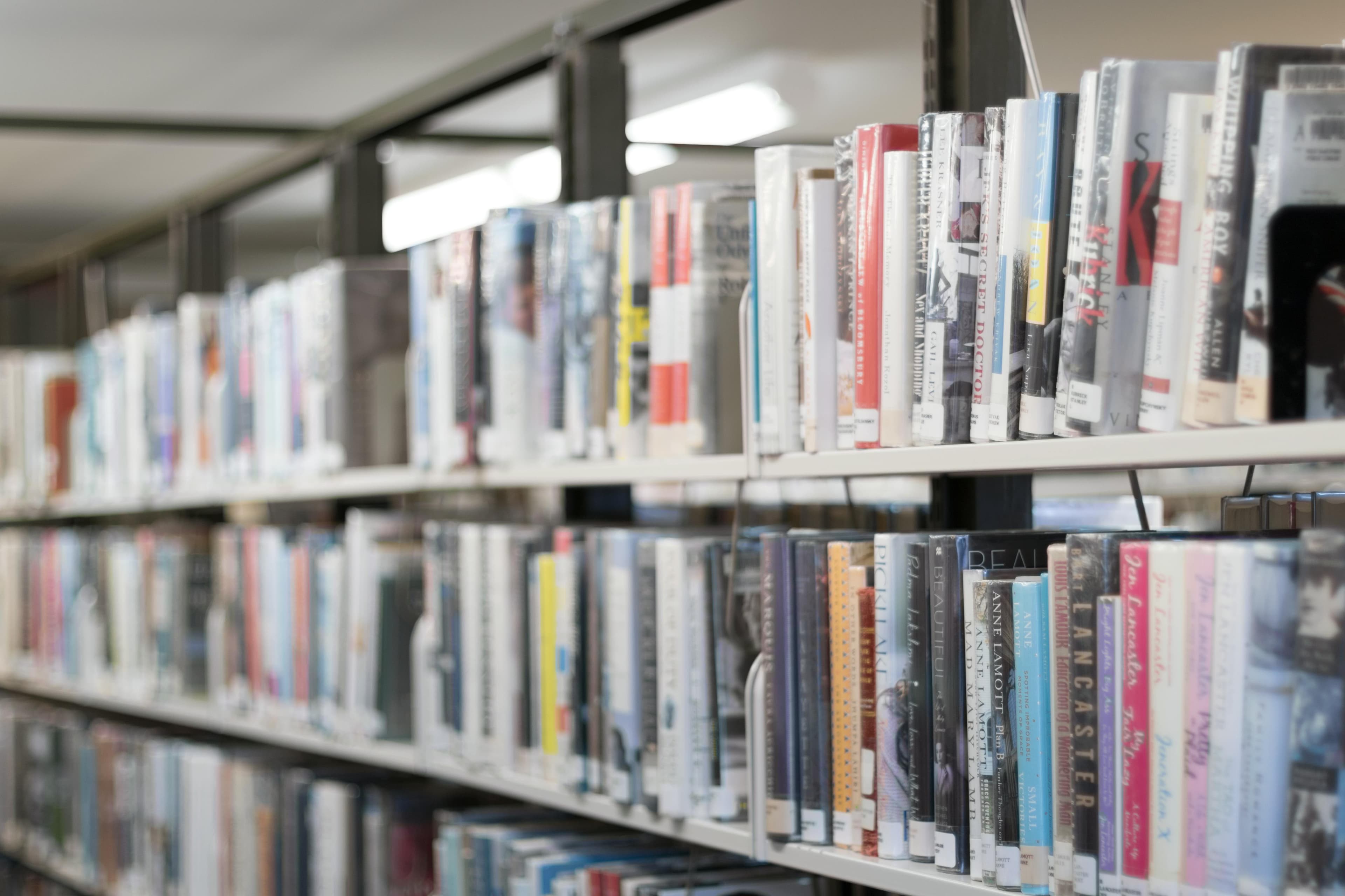 Rayonnages d'une bibliothèque universitaire