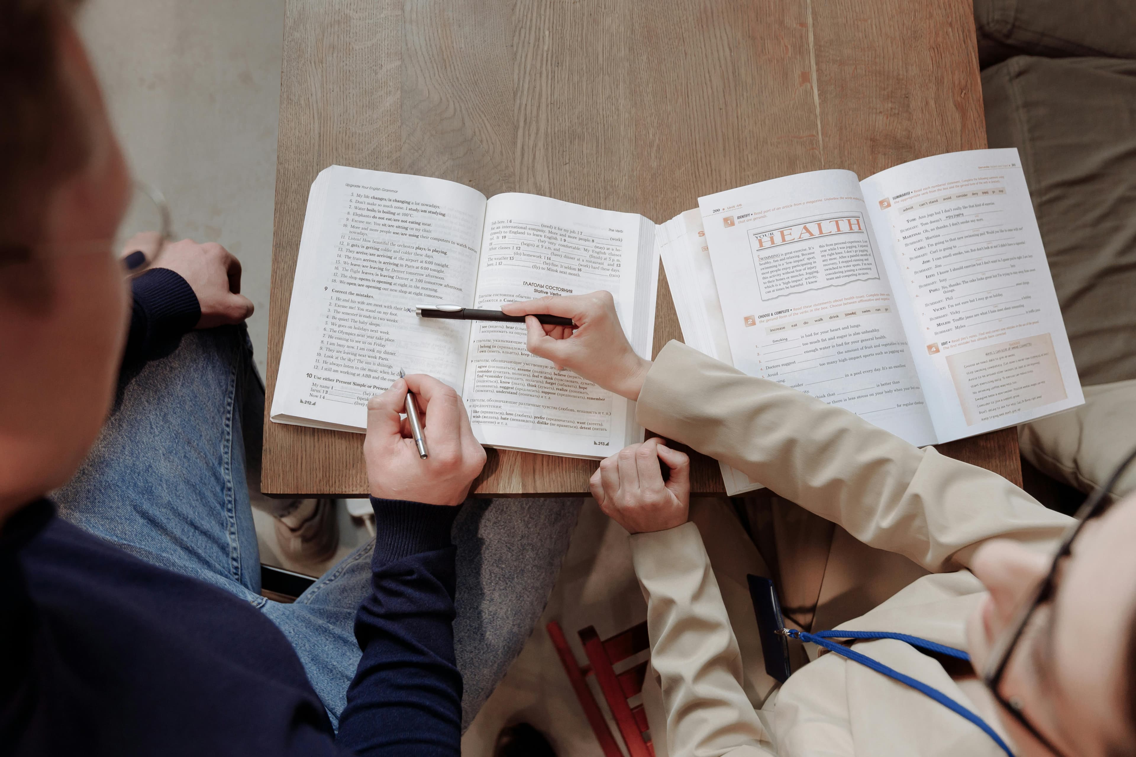 Étudiants qui étudient leur droit aux bourses