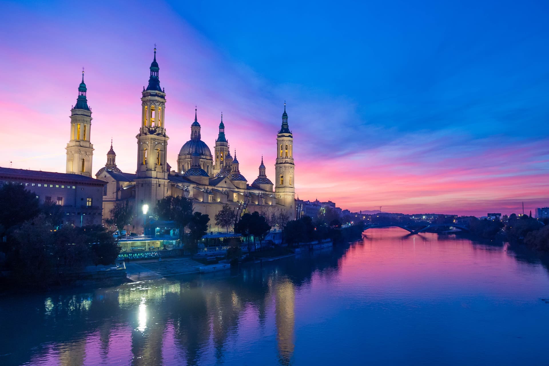 La basilique du Pilar à Saragosse, au bord de l'Èbre