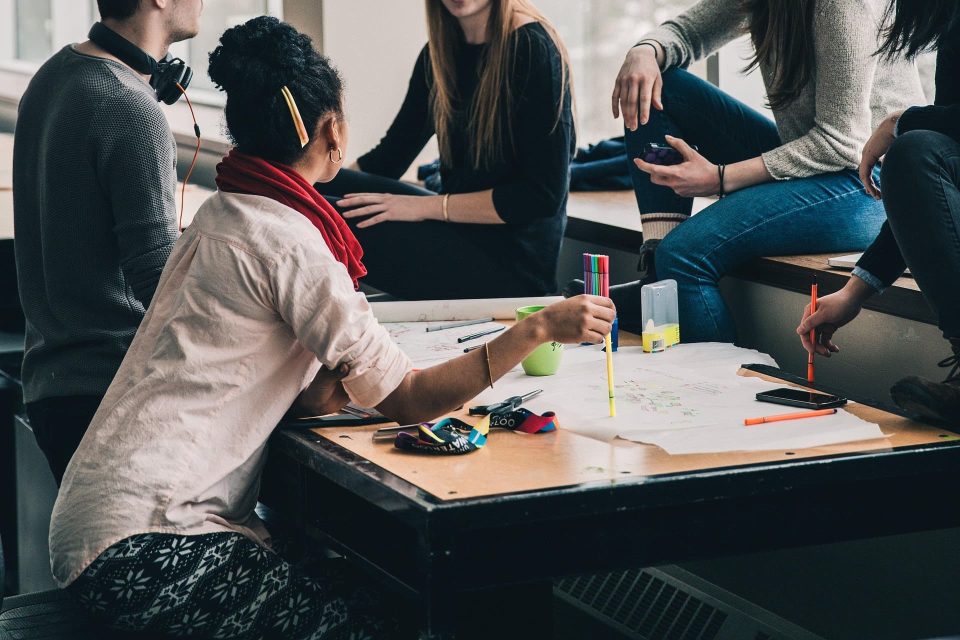Étudiants en travail de groupe à l'Universidad Europea