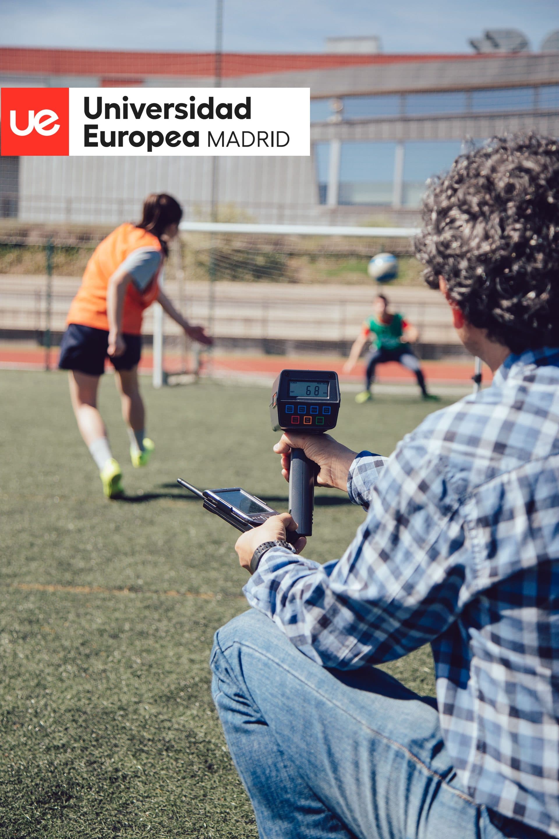 Mesure de la vitesse d'un joueur sur le terrain avec du matériel professionnel
