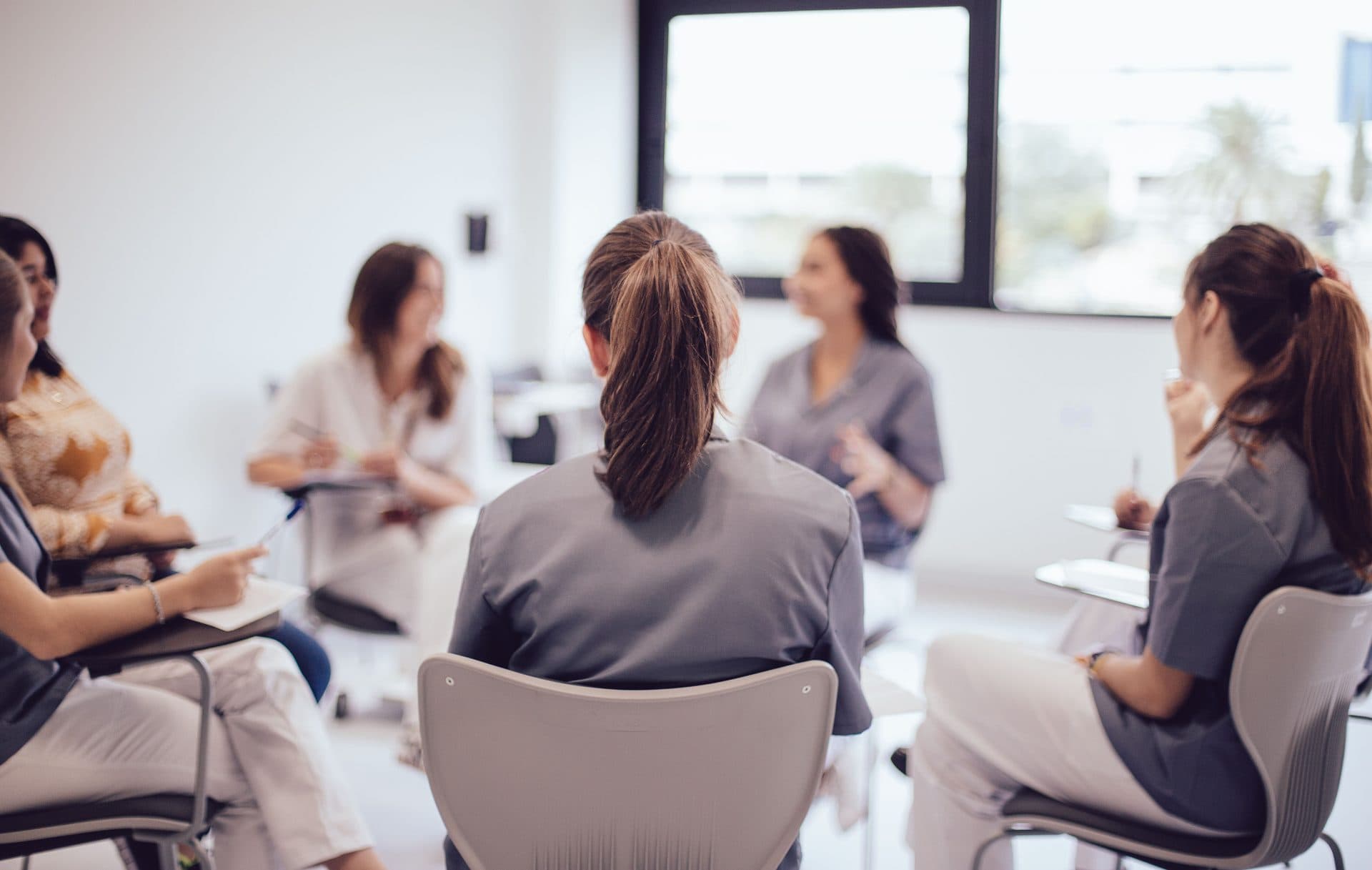 Séance de groupe en psychologie à l'Universidad Europea