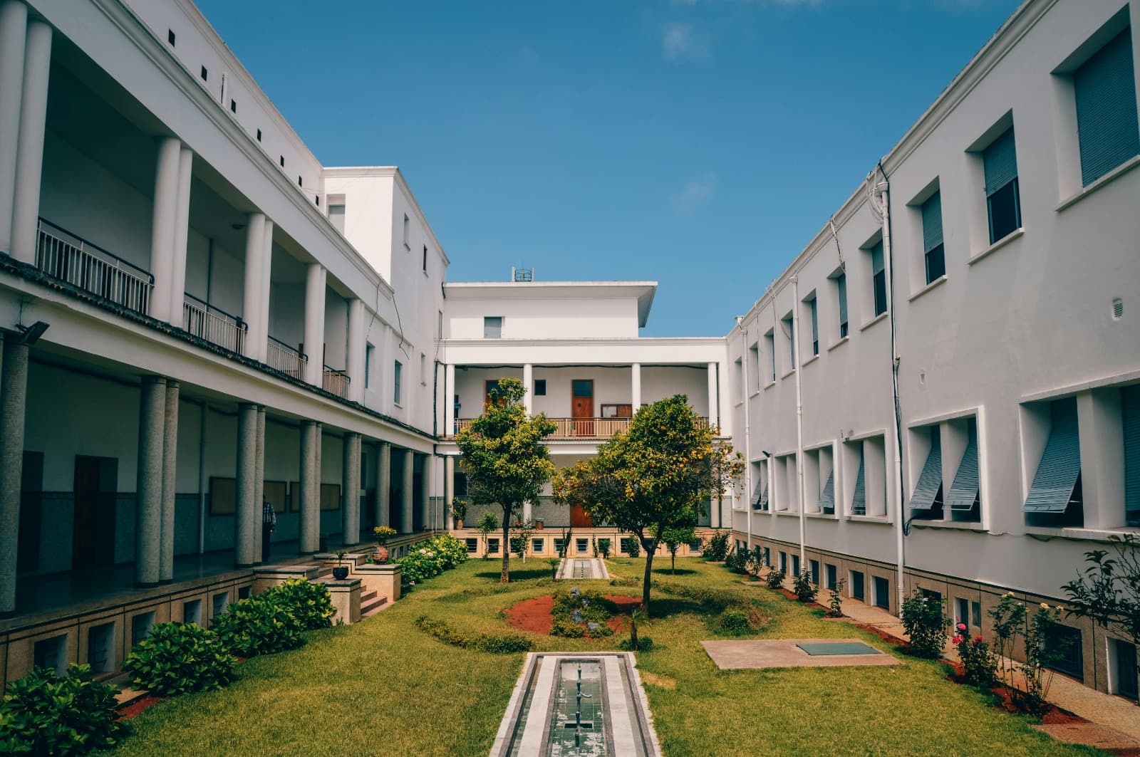 Cour intérieure d'une résidence universitaire en Espagne